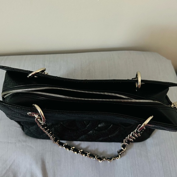 Elegant bag is made of a very good material. - Picture 2 of 5